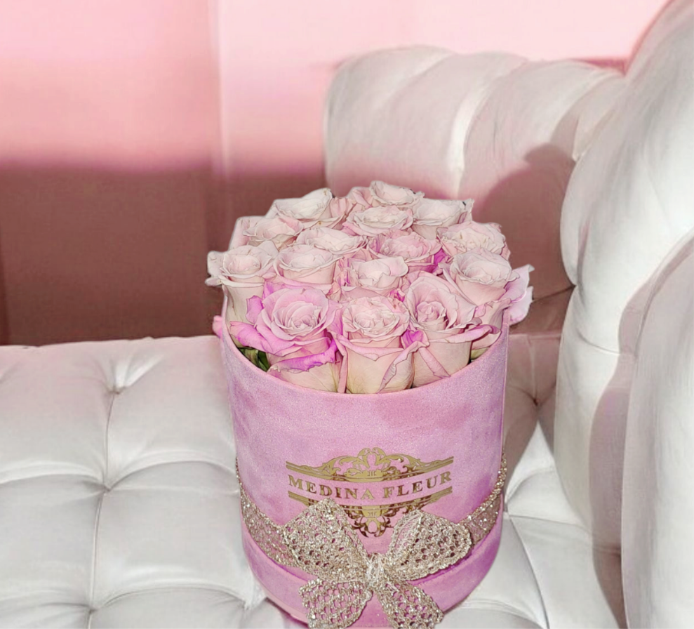 Velvet round box + roses